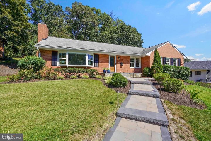 Property Photo: 1208 Huntly Place VA 22307