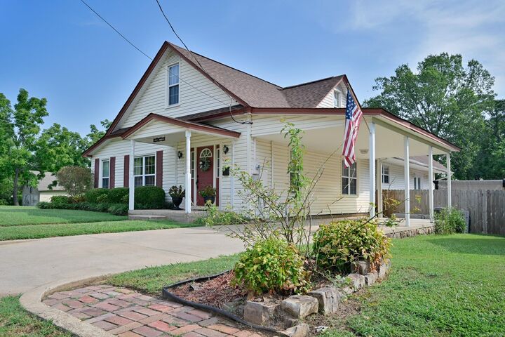 Property Photo: 1010 Janssen Avenue AR 71953