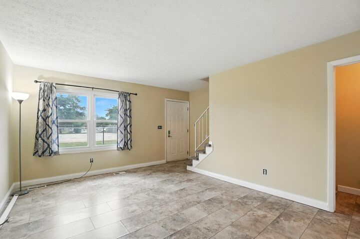 Property Photo: 3828 Queen Anne Place OH 43123