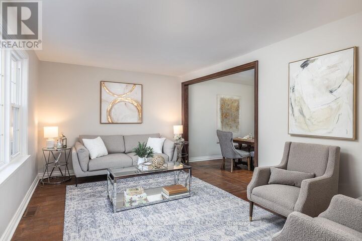 Photo de la propriété: 33 Southmead Road ON M1L 2H9