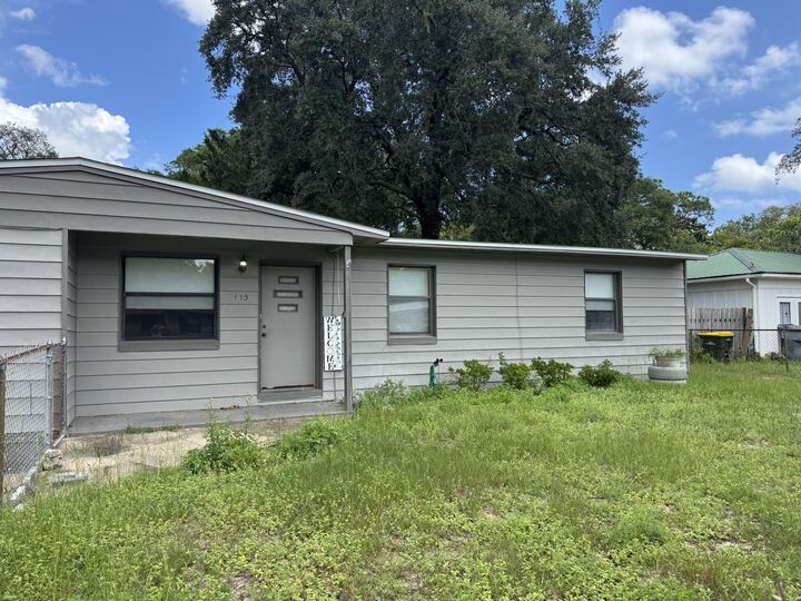 Property Photo: 113 SW 3rd Avenue FL 32548