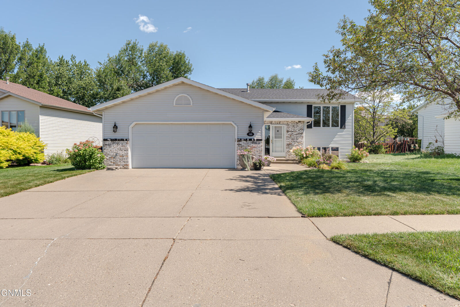 Property Photo:  1935 Oregon Drive  ND 58503