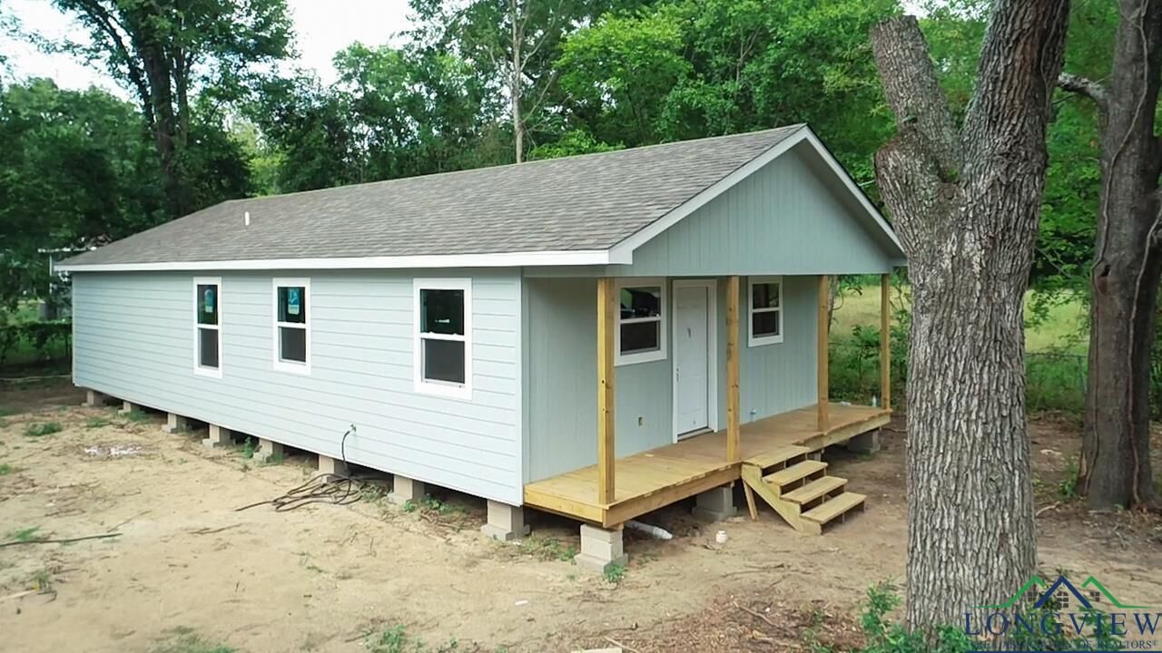 Property Photo: 410 Godfrey St TX 75647