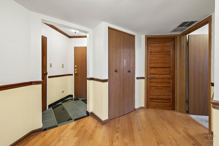 Property Photo:  100 White Oak Court 3  IL 60195 