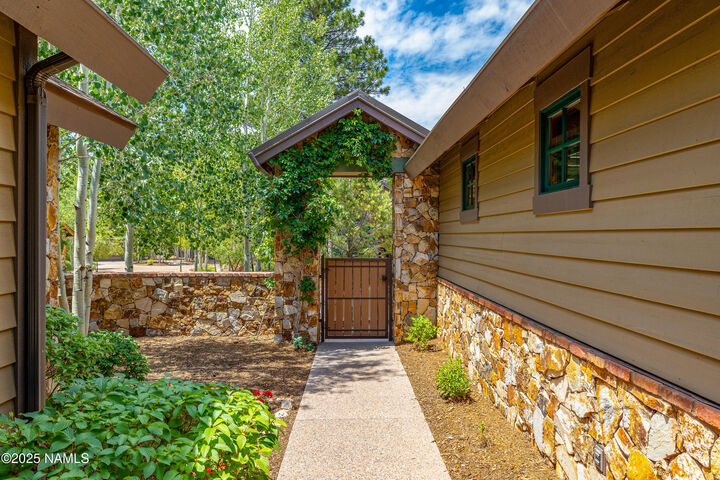 Property Photo: 1515 E Castle Hills Drive AZ 86005