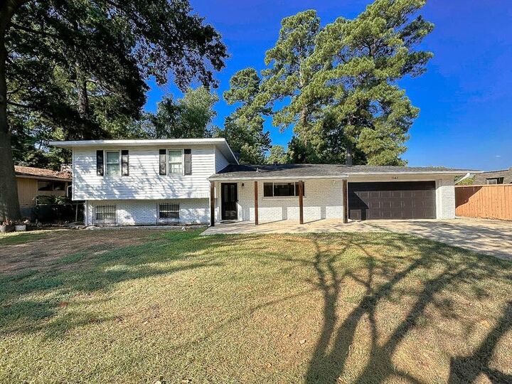 Property Photo: 7040 Creswell Drive LA 71106