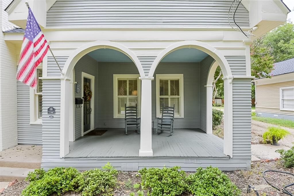 Property Photo: 311 E Marvin Avenue TX 75165