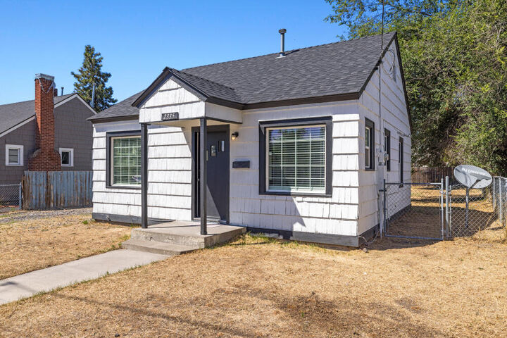 Property Photo: 2335 Darrow Avenue OR 97601
