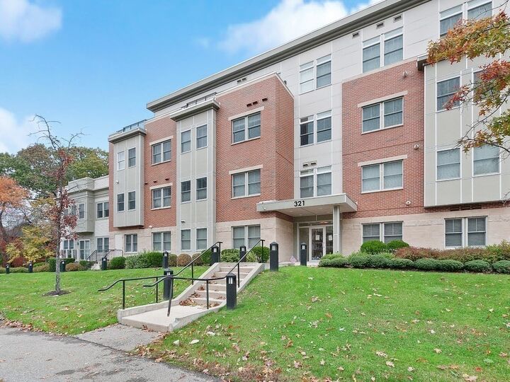 Property Photo:  321 Hammond Pond Pkwy 106  MA 02467 