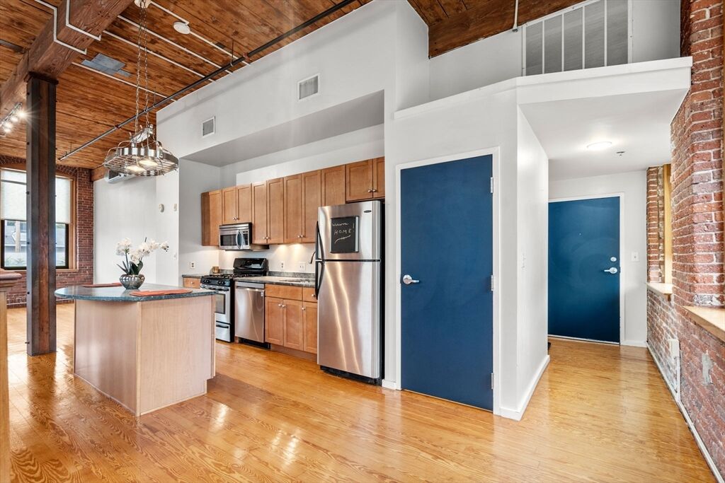 Property Photo: 1 Envelope Ter 116 MA 01604
