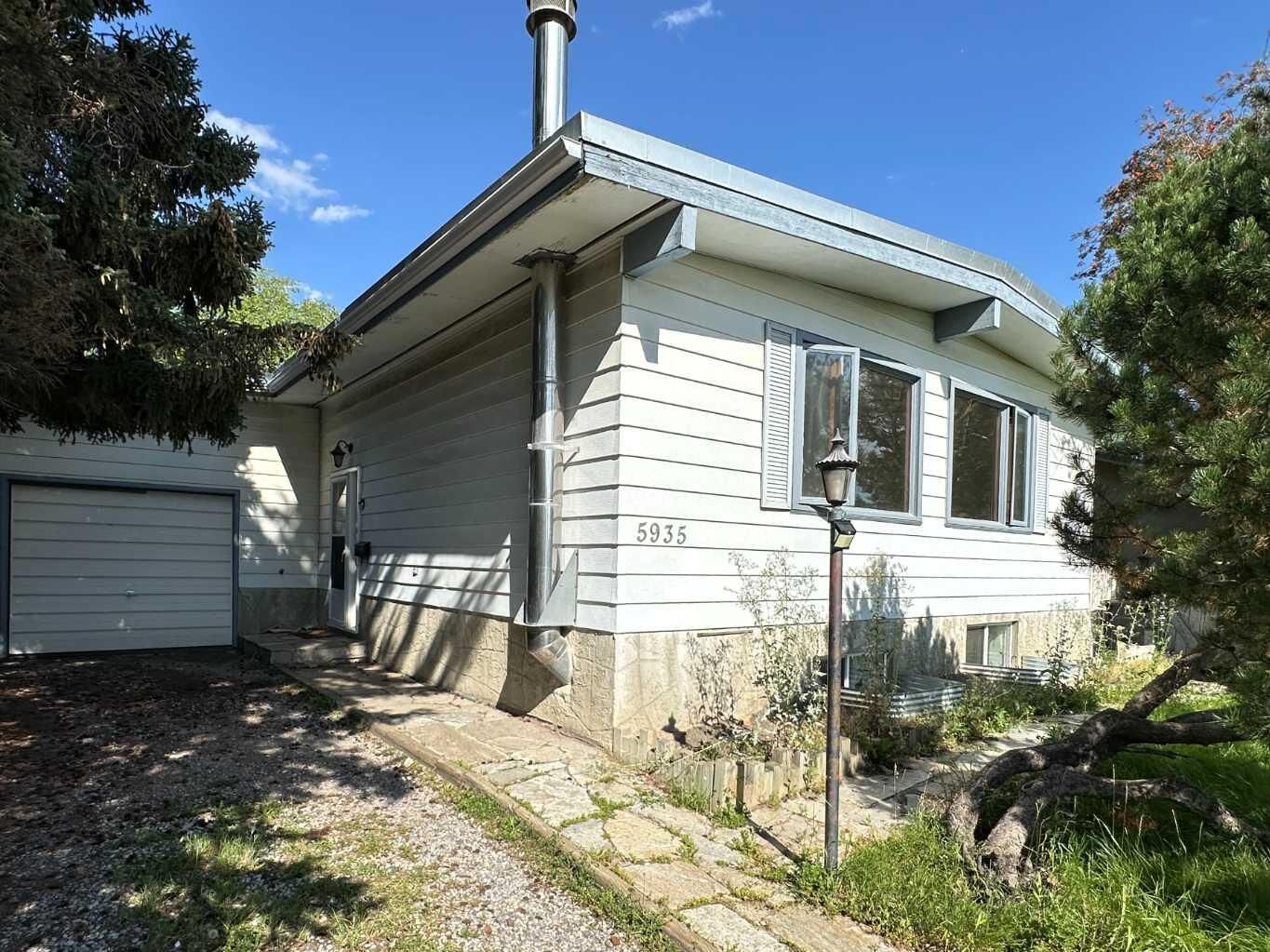 Property Photo:  5935 Dalhousie Drive NW  AB T3A 1T3 