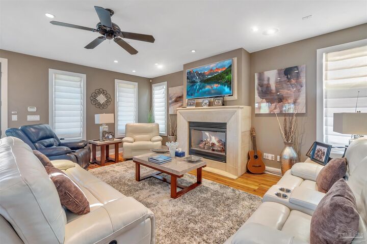 Property Photo: 506 Eventide Dr FL 32561