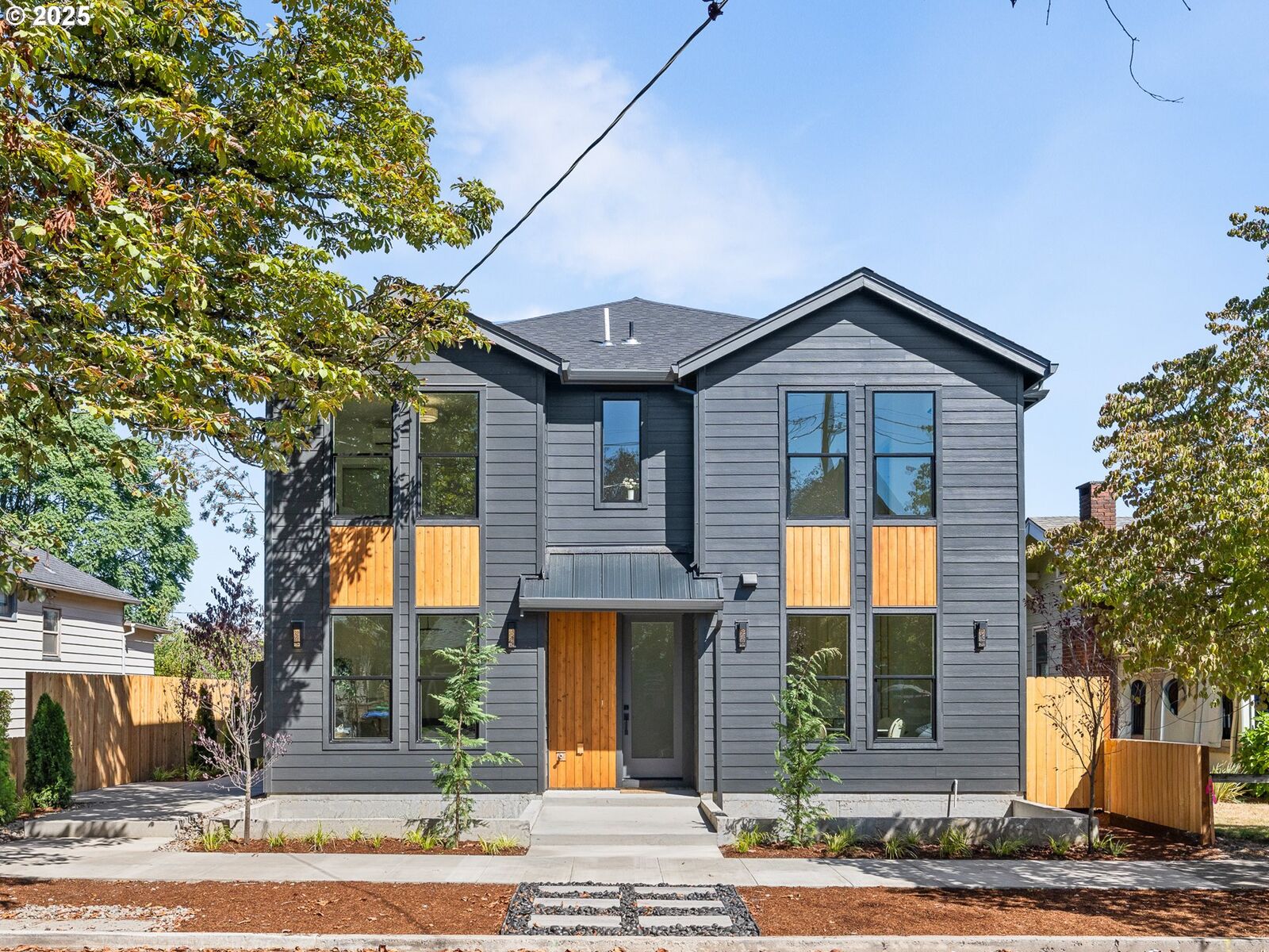 Property Photo: 2079 SE Harold St 2 OR 97202