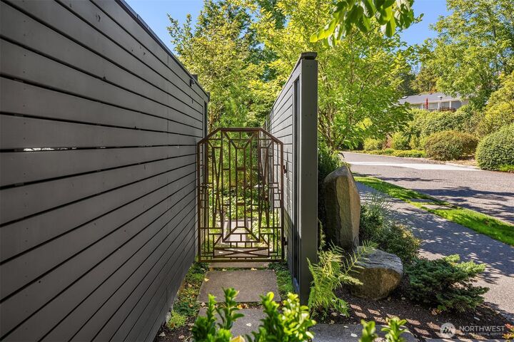 Property Photo:  5159 NE 55th Street  WA 98105 