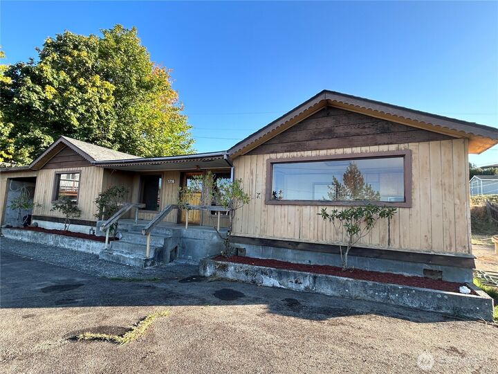 Property Photo: 1716 E Third Street WA 98362