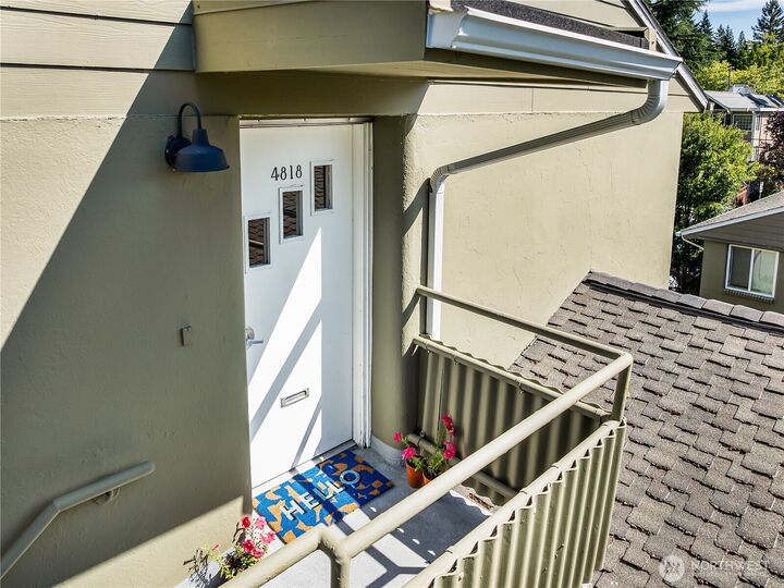 Property Photo:  4818  Terrace Drive NE  WA 98105 