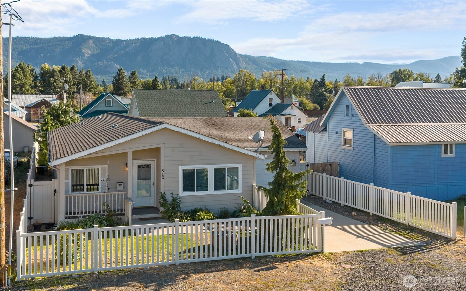 Property Photo: 812 E Second Street WA 98922