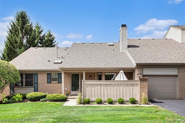 29335 Regents Pointe 77  Farmington MI 48331 photo
