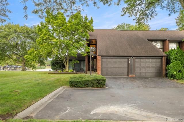 Property Photo: 3011 Lindenwood Drive MI 48120
