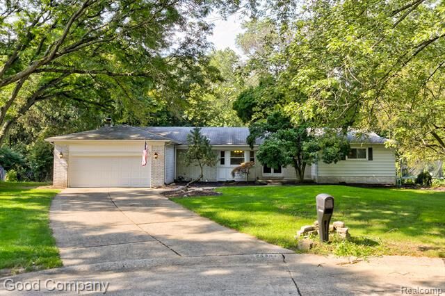 Property Photo: 25337 Briarwyke Drive MI 48336