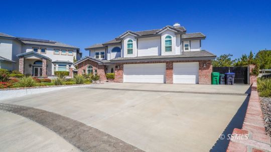 Property Photo: 408 Laurkris Ct CA 93555