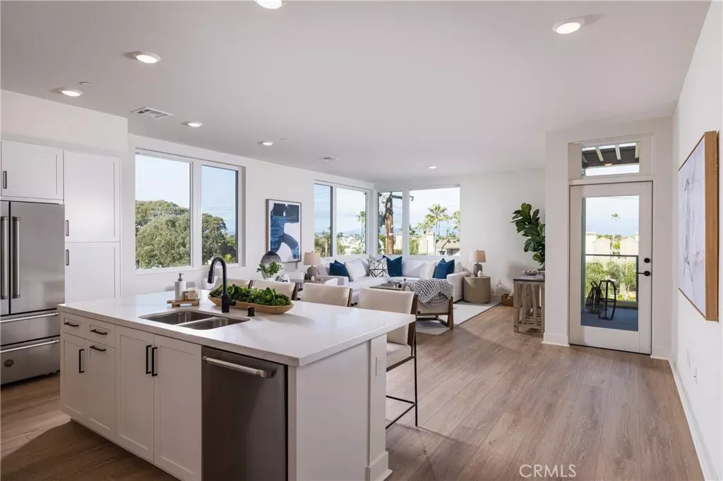 Property Photo: 414 Main Street 420 CA 92648