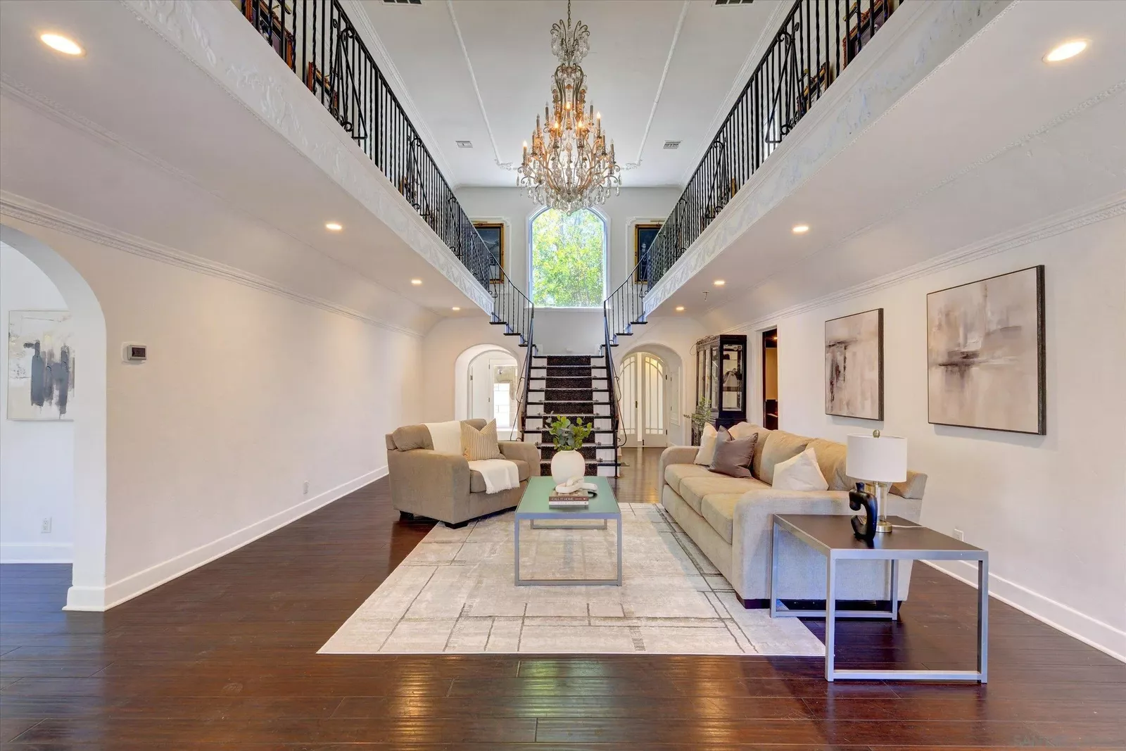 Property Photo: 1901 N Catalina Street CA 90027