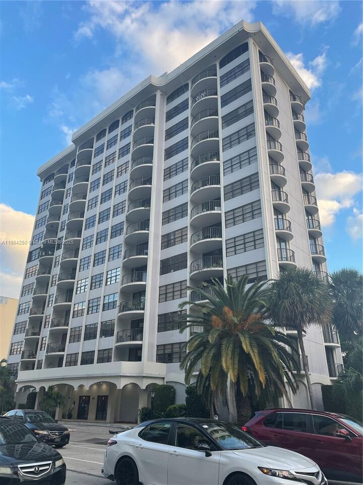 Property Photo: 66 Valencia Ave Ph1c FL 33134