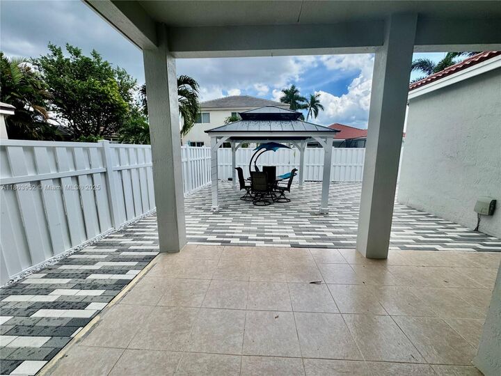 Property Photo: 912 Tanglewood Cir FL 33327