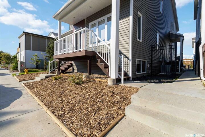 Property Photo: 453 L Avenue S SK S7M 3A3