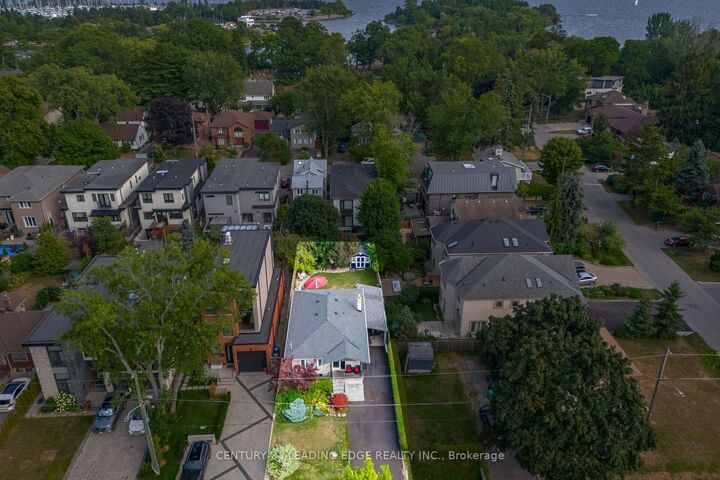 Photo de la propriété:  586 Curzon Avenue  ON L5G 1P9 