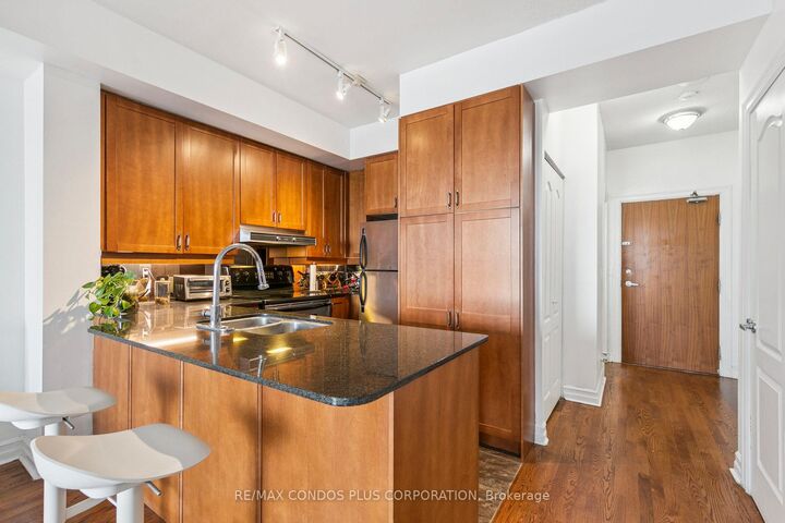 Property Photo:  1 Elm Drive W 2709  ON L5B 4M1 