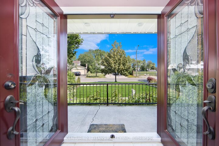 7606 Netherwood Road  Mississauga ON L4T 2P1 photo