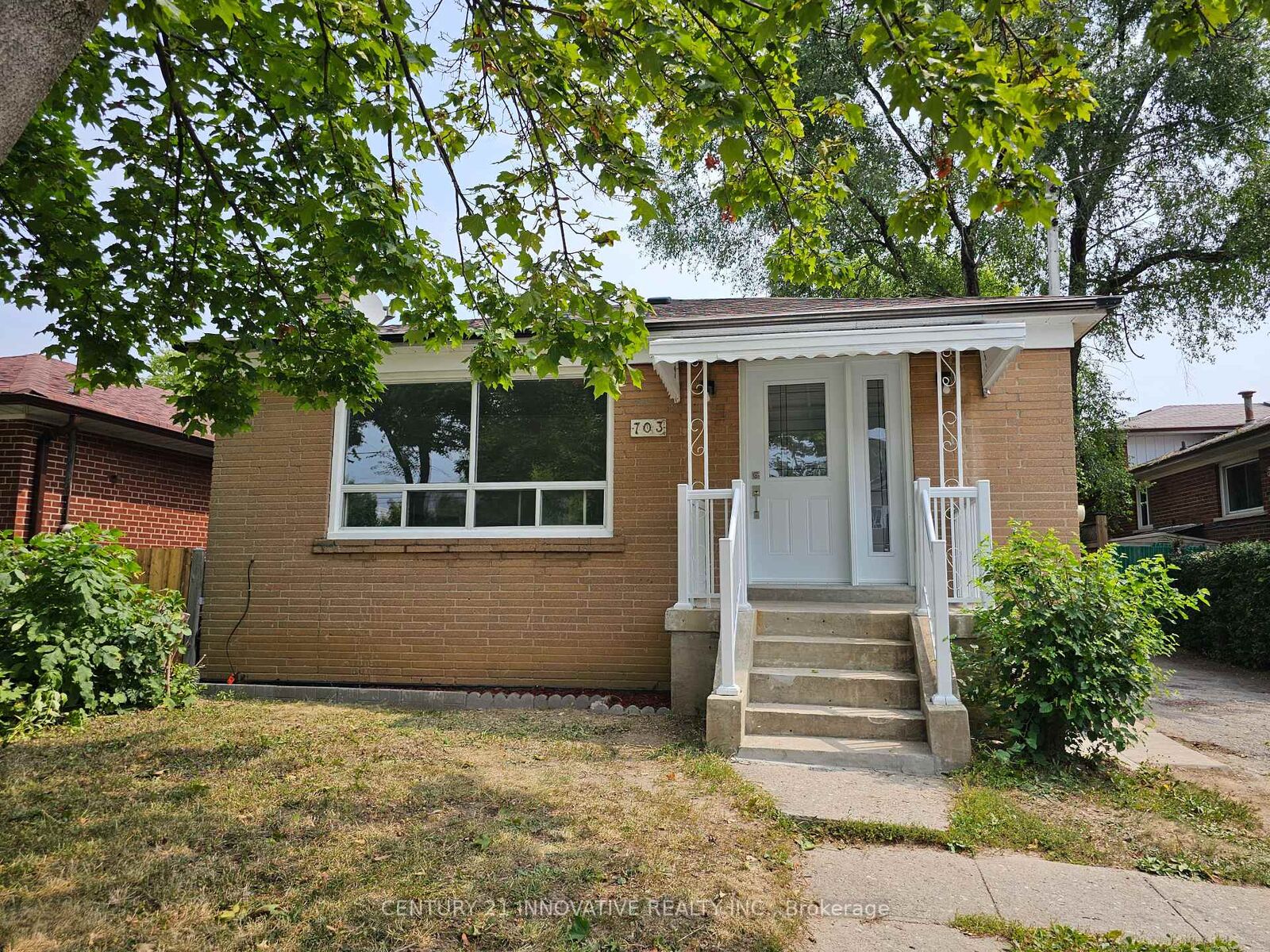 Photo de la propriété: 703 Midland Avenue ON M1K 4E3