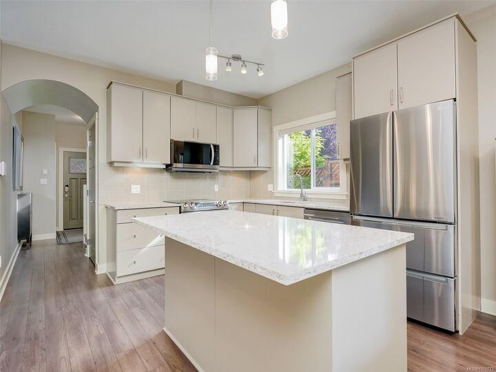 Property Photo: 1039 Braeburn Ave BC V9C 0H8
