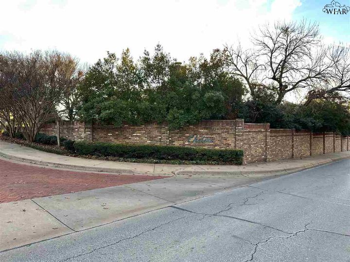 Property Photo: 12 Chateau Court TX 76302