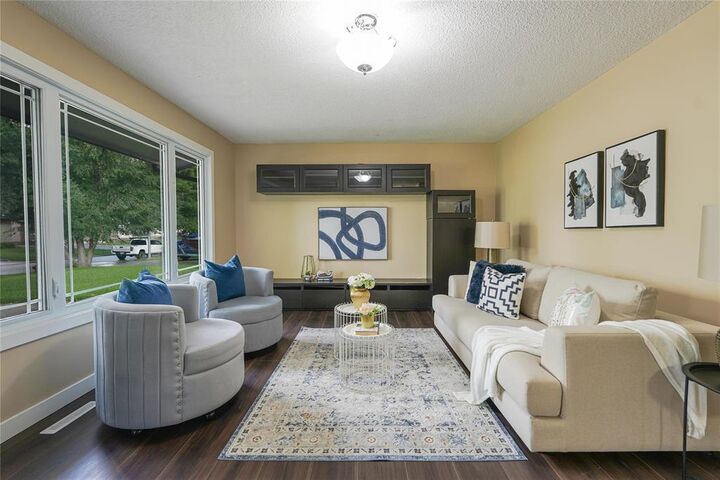 Property Photo: 126 Ravenhill Road MB R2K 3K6