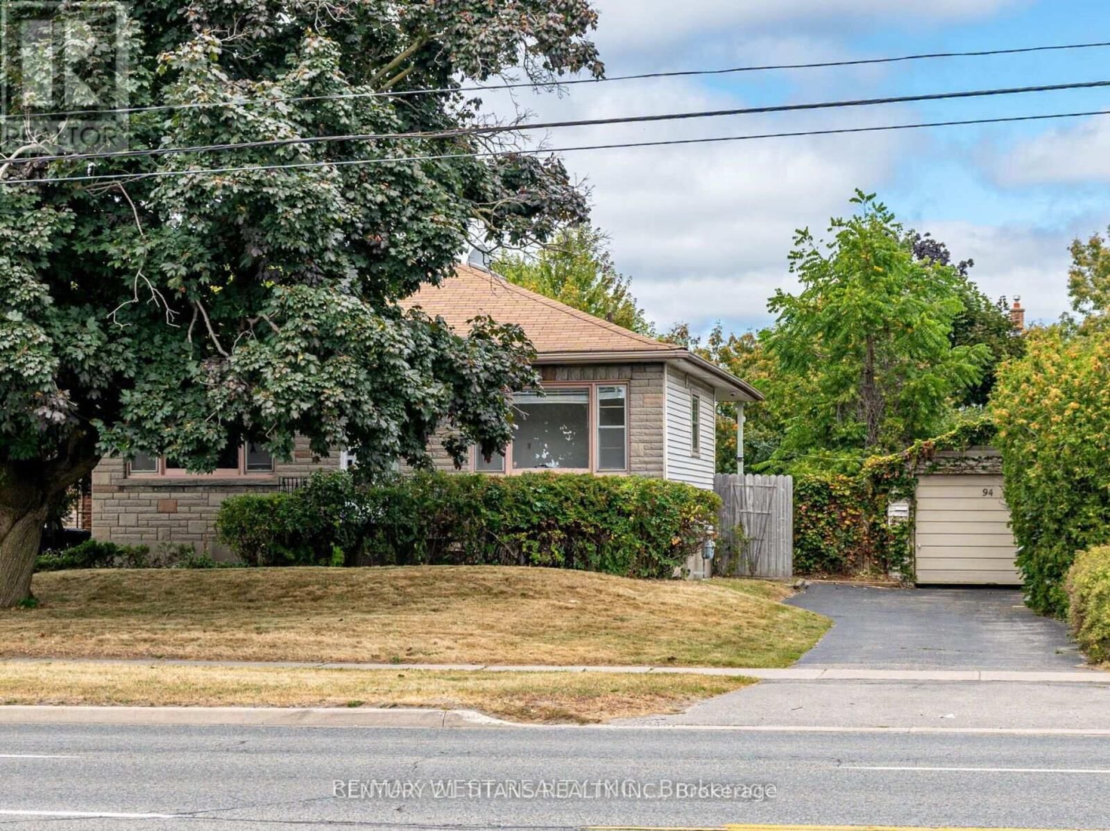 Property Photo: 94 Taunton Road West Upper ON L1G 3T2