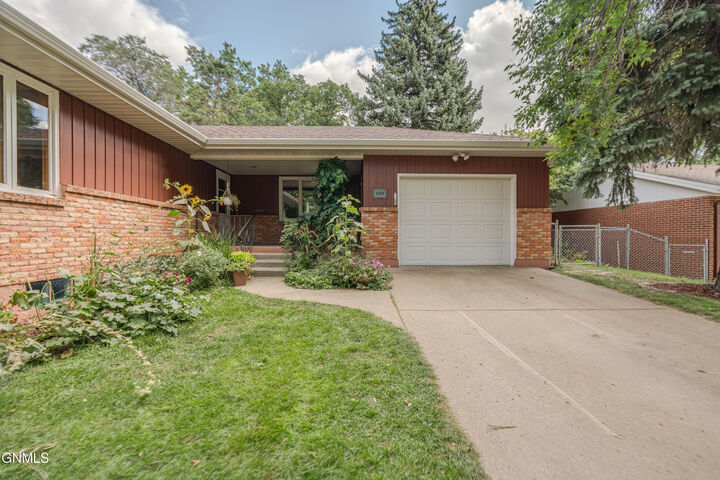 Property Photo:  1325 Meredith Drive  ND 58501 
