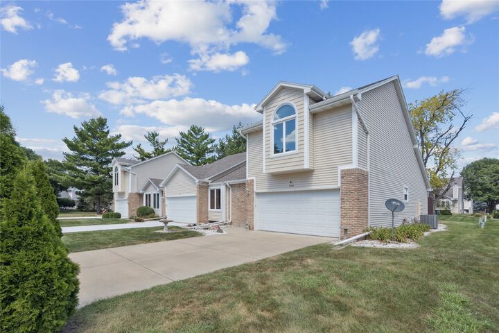 Property Photo: 1004 Bradford Place IA 50266