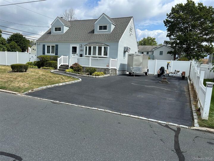 957 N Fulton Avenue  Lindenhurst NY 11757 photo