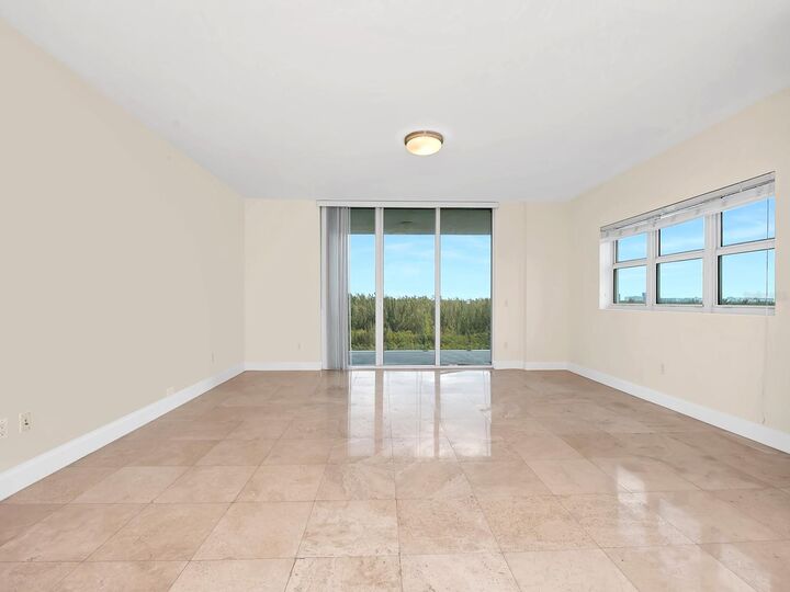 Property Photo: 15051 Royal Oaks Lane 906 FL 33181