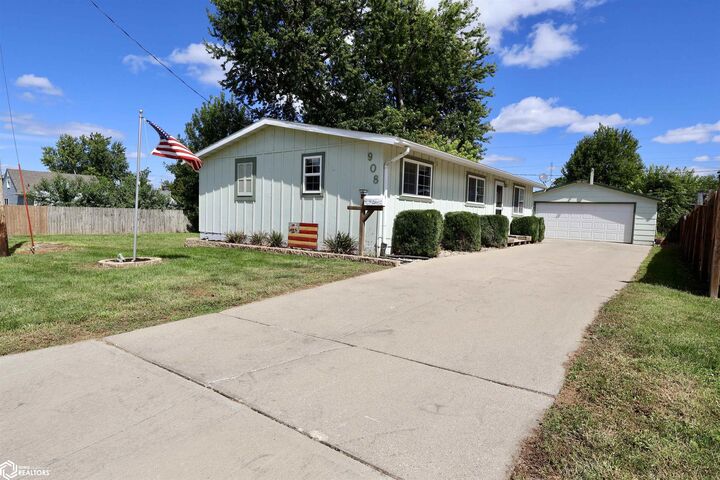 908 S 11th Avenue  Marshalltown IA 50158 photo