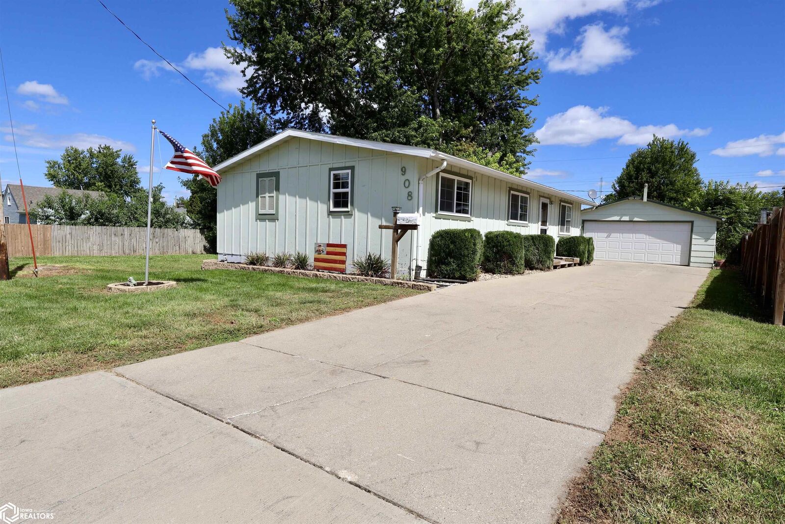 Property Photo: 908 S 11th Avenue IA 50158