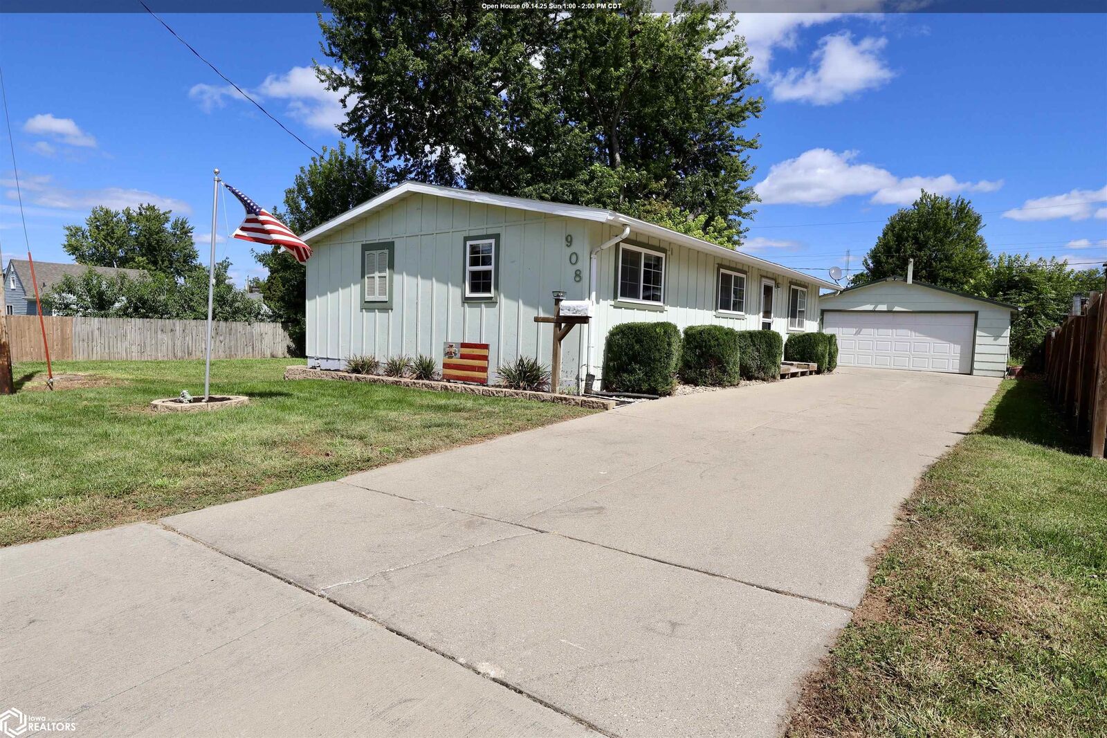 Property Photo:  908 S 11th Avenue  IA 50158 