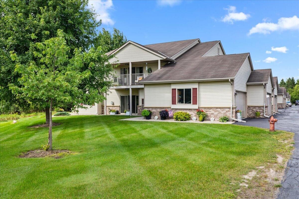 Property Photo: 927 Roseland Dr 1 WI 53040