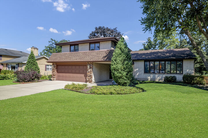 Property Photo:  560 N Forest Drive  IL 60101 
