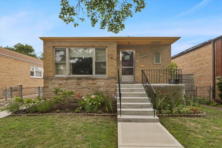 2643 W Pratt Avenue  Chicago IL 60645 photo