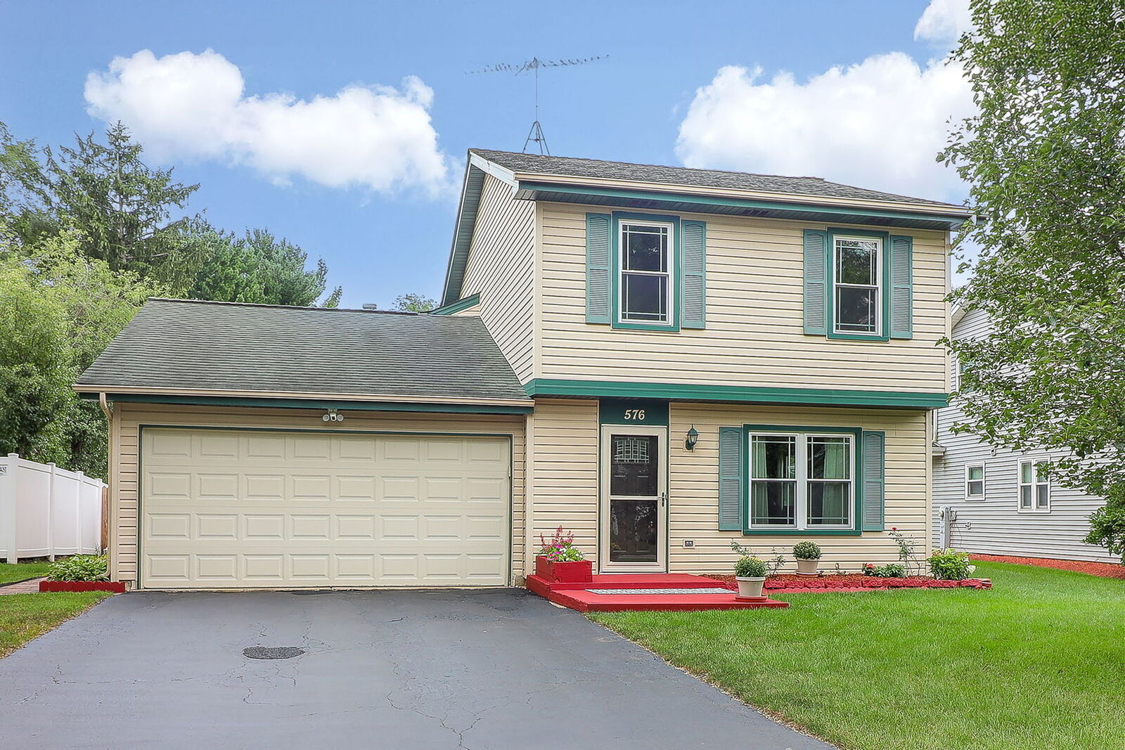 Property Photo: 576 Springhill Circle IL 60563