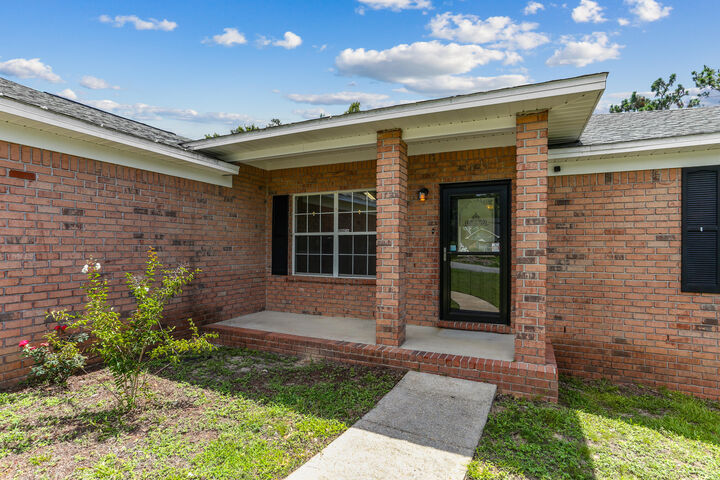 Property Photo: 5833 Pebble Ridge Drive FL 32583
